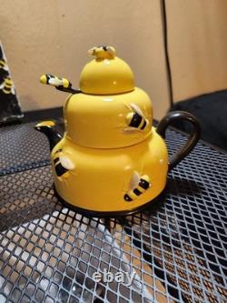 3 piece bumble bee sugar & tea tea pot, two tea cups and saucers, tw
