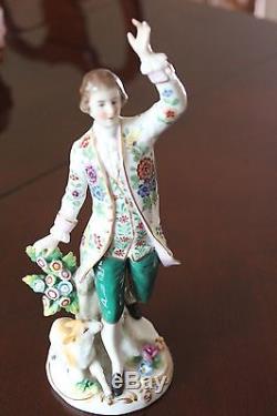 A pair of early English Chelsea porcelan firgurines, 8
