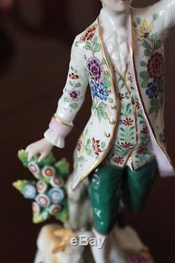 A pair of early English Chelsea porcelan firgurines, 8