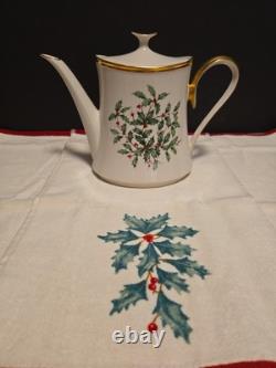 LENOX HOLIDAY DIMENSION IVORY TEAPOT COFFEE POT HOLLY BERRIES 3 Finger Tip To