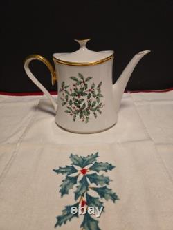 LENOX HOLIDAY DIMENSION IVORY TEAPOT COFFEE POT HOLLY BERRIES 3 Finger Tip To