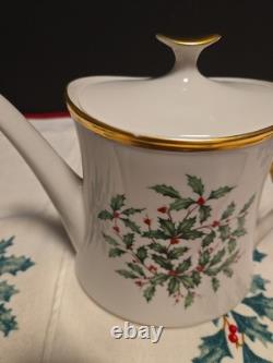LENOX HOLIDAY DIMENSION IVORY TEAPOT COFFEE POT HOLLY BERRIES 3 Finger Tip To