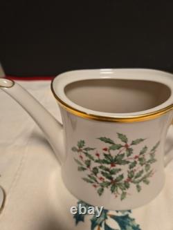 LENOX HOLIDAY DIMENSION IVORY TEAPOT COFFEE POT HOLLY BERRIES 3 Finger Tip To