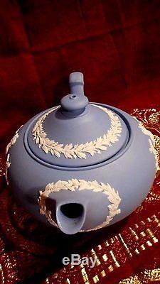 RARE 1953 WEDGWOOD JASPERWARE QUEEN ELIZABETH II TEAPOT, CREAMER & SUGAR BOWL