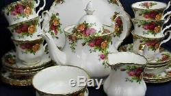 Royal Albert OLD COUNTRY ROSES tea set for 6 including a teapot made in England