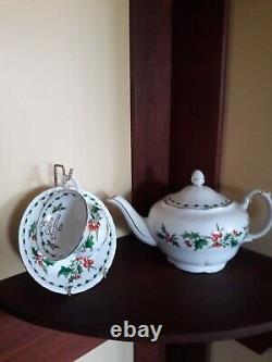 TEA SET A cup of Christmas tea cup, saucer and tea pot set