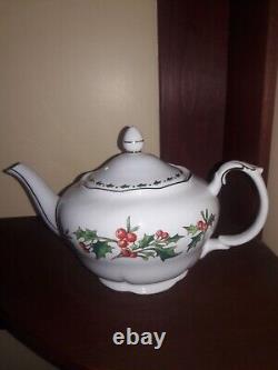 TEA SET A cup of Christmas tea cup, saucer and tea pot set