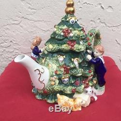 Waterford Holiday Heirlooms Trimming The Tree Teapot 1st Ed 2758/5000