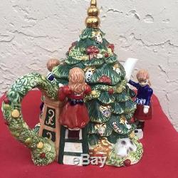 Waterford Holiday Heirlooms Trimming The Tree Teapot 1st Ed 2758/5000