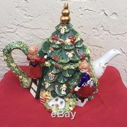 Waterford Holiday Heirlooms Trimming The Tree Teapot 1st Ed 2758/5000