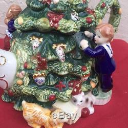 Waterford Holiday Heirlooms Trimming The Tree Teapot 1st Ed 2758/5000