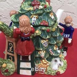 Waterford Holiday Heirlooms Trimming The Tree Teapot 1st Ed 2758/5000